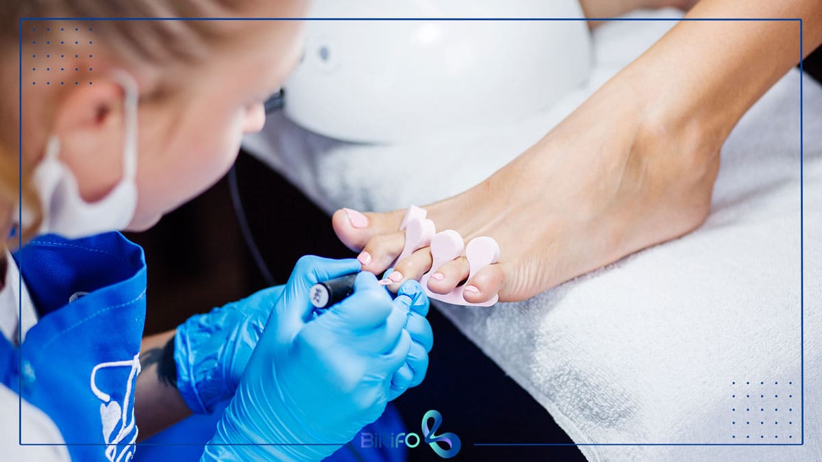اجرای مانیکور و پدیکور